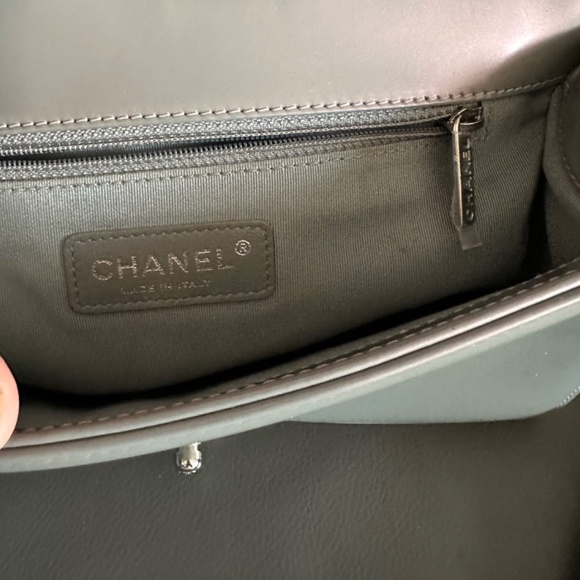 Chanel Boy Medium - Picture 7 of 16